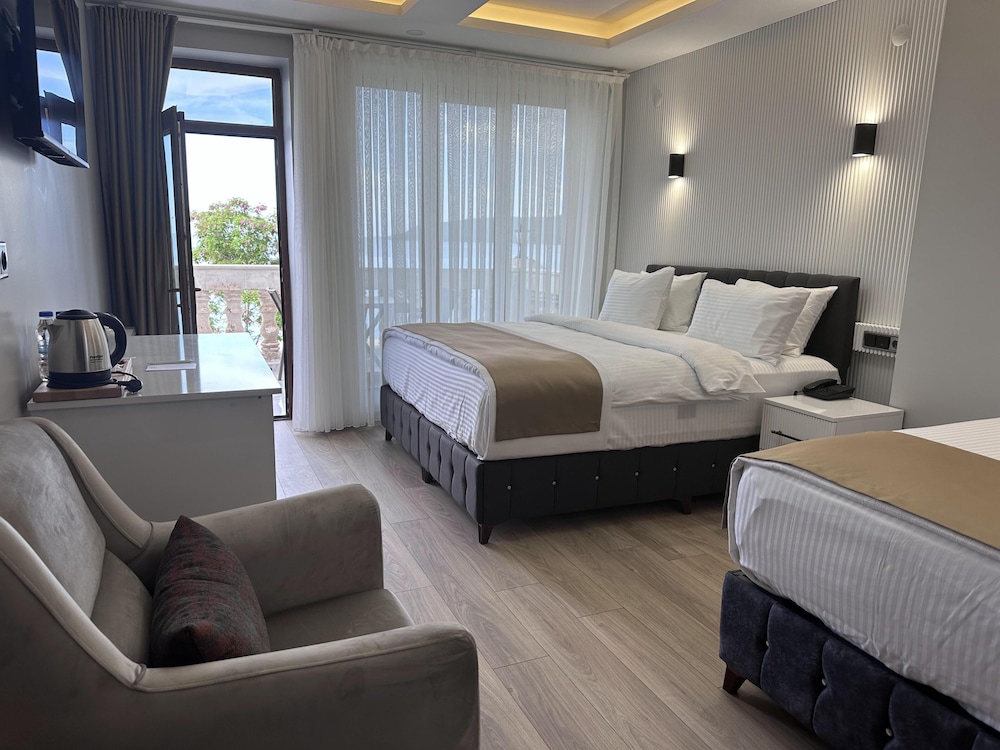 white life hotel and cafe