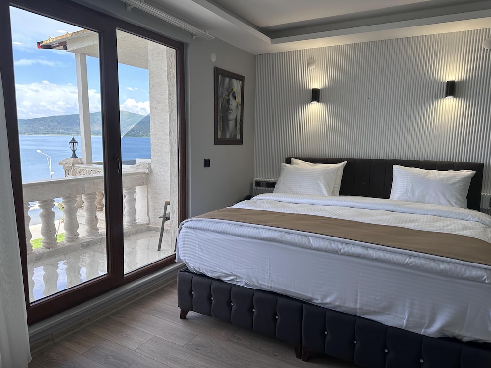 white life hotel and cafe