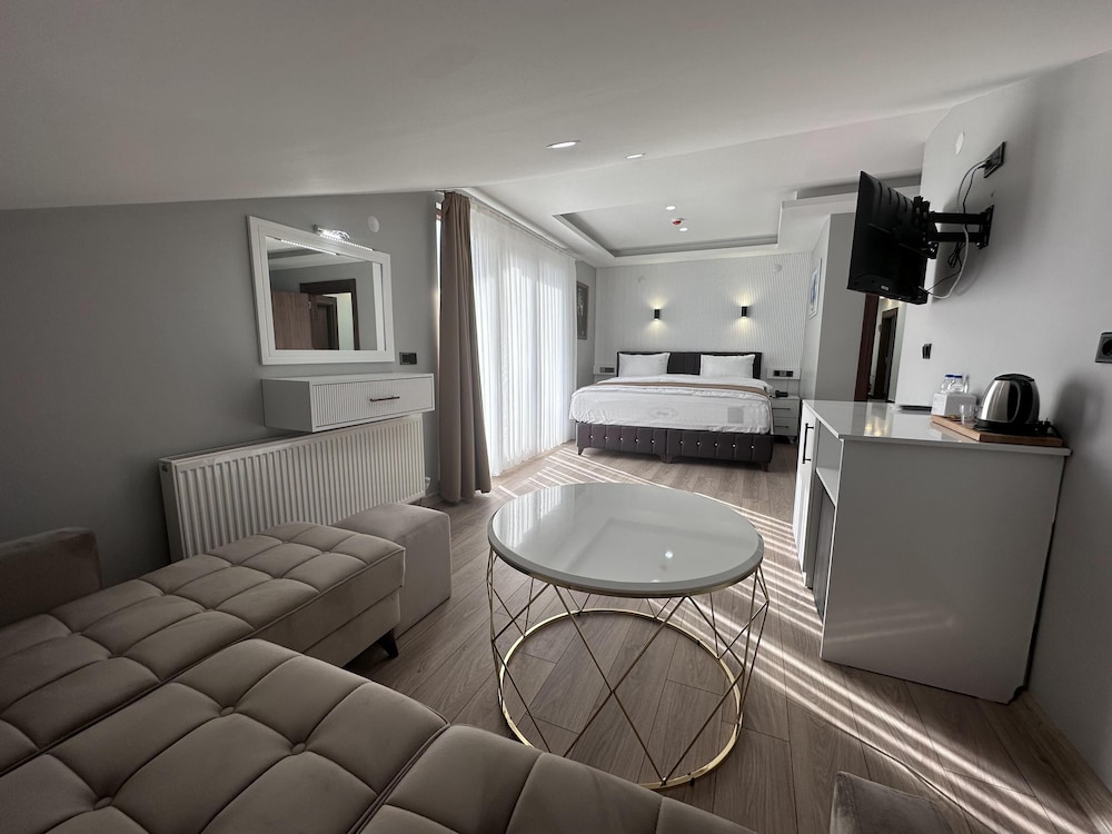 white life hotel and cafe