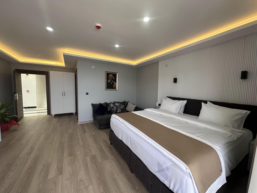 white life hotel and cafe