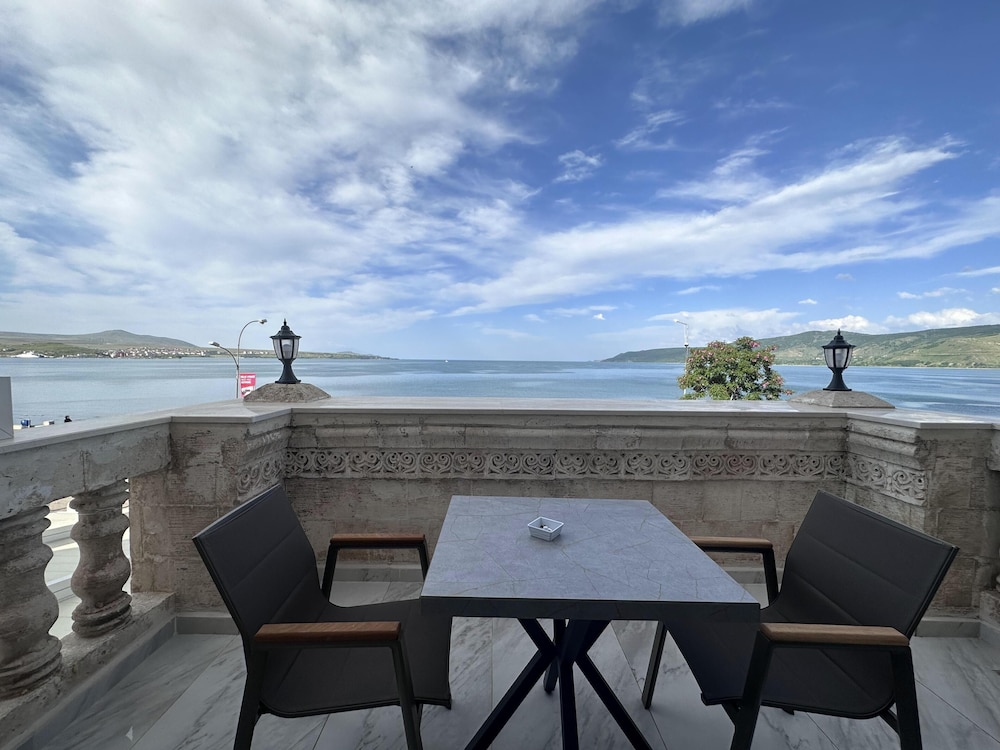 white life hotel and cafe