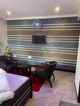 jb suites and lounge