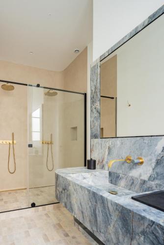 la source exclusive apartment