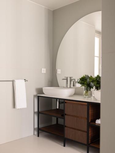 la source exclusive apartment
