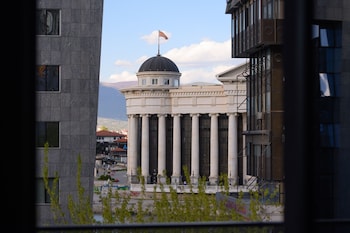 hotel macedonia square