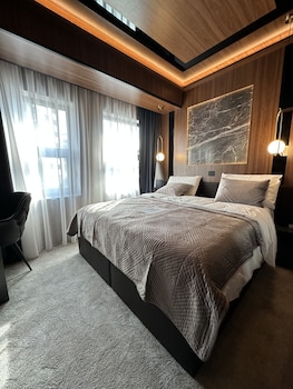 hotel macedonia square