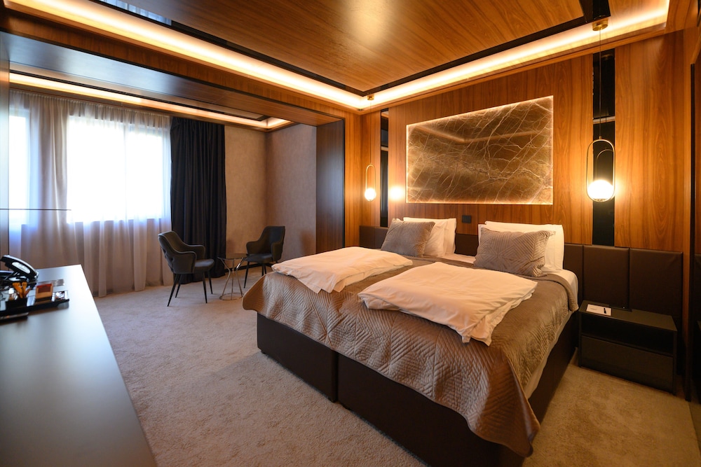 hotel macedonia square