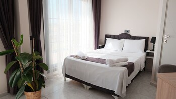 marina lora butik otel