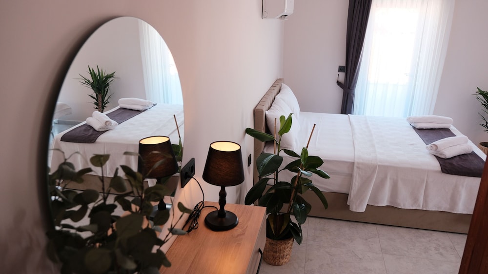 marina lora butik otel