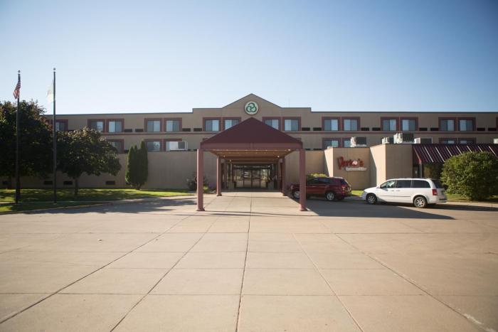 crossroads hotel at huron event center