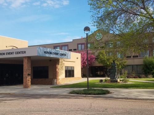 crossroads hotel at huron event center