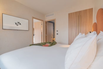 yuna porte maillot aparthotel