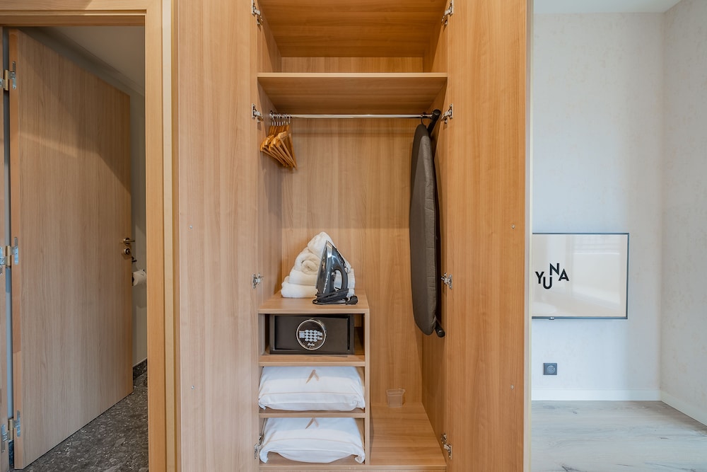 yuna porte maillot aparthotel