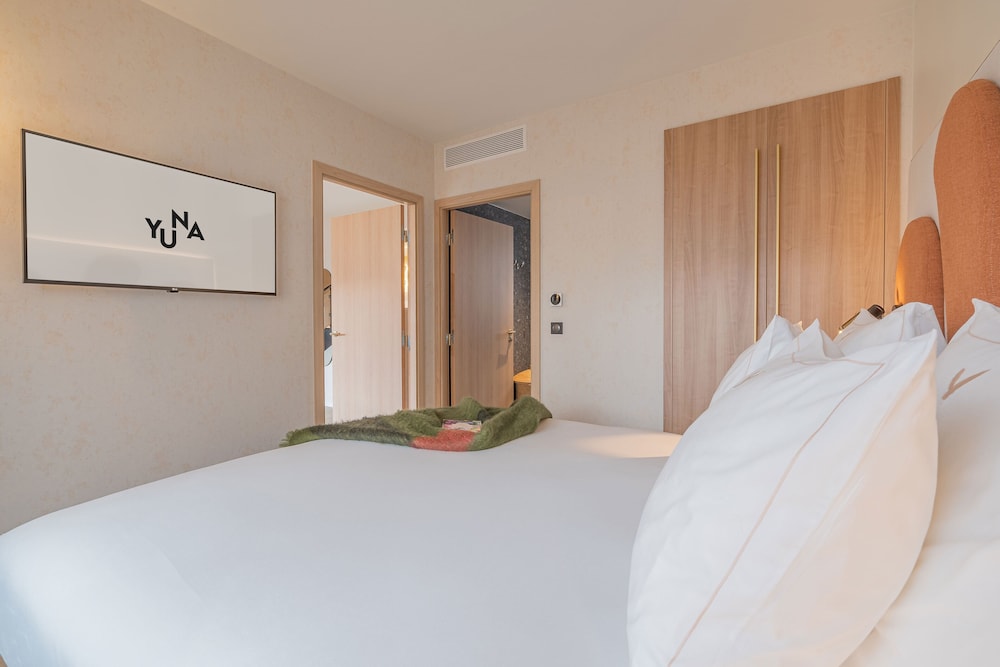 yuna porte maillot aparthotel