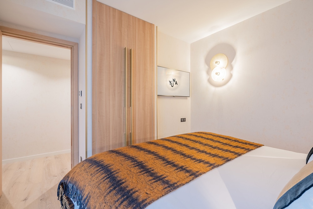 yuna porte maillot aparthotel