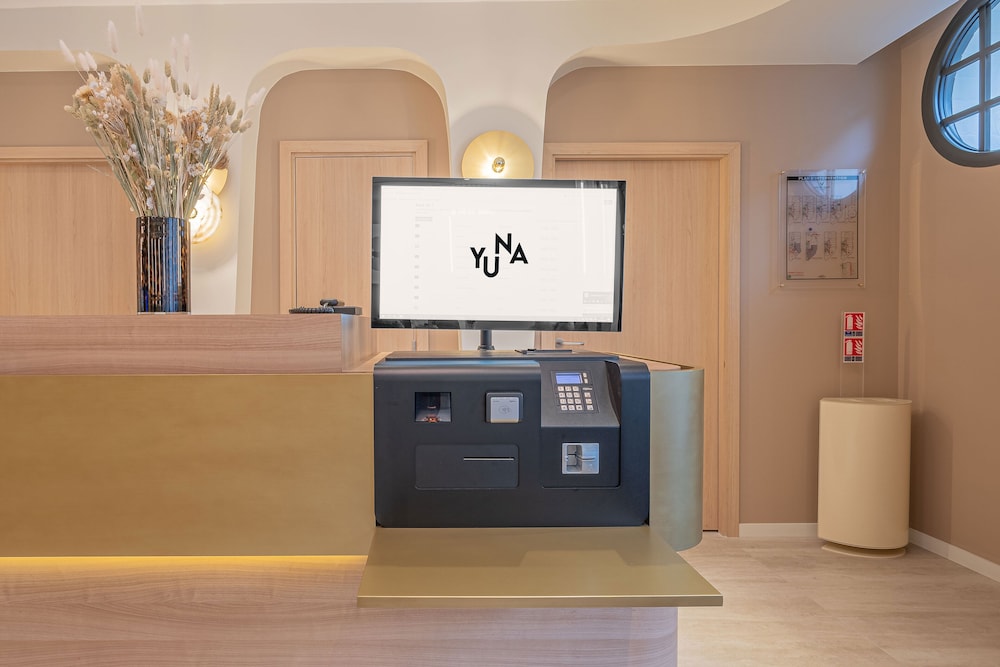 yuna porte maillot aparthotel