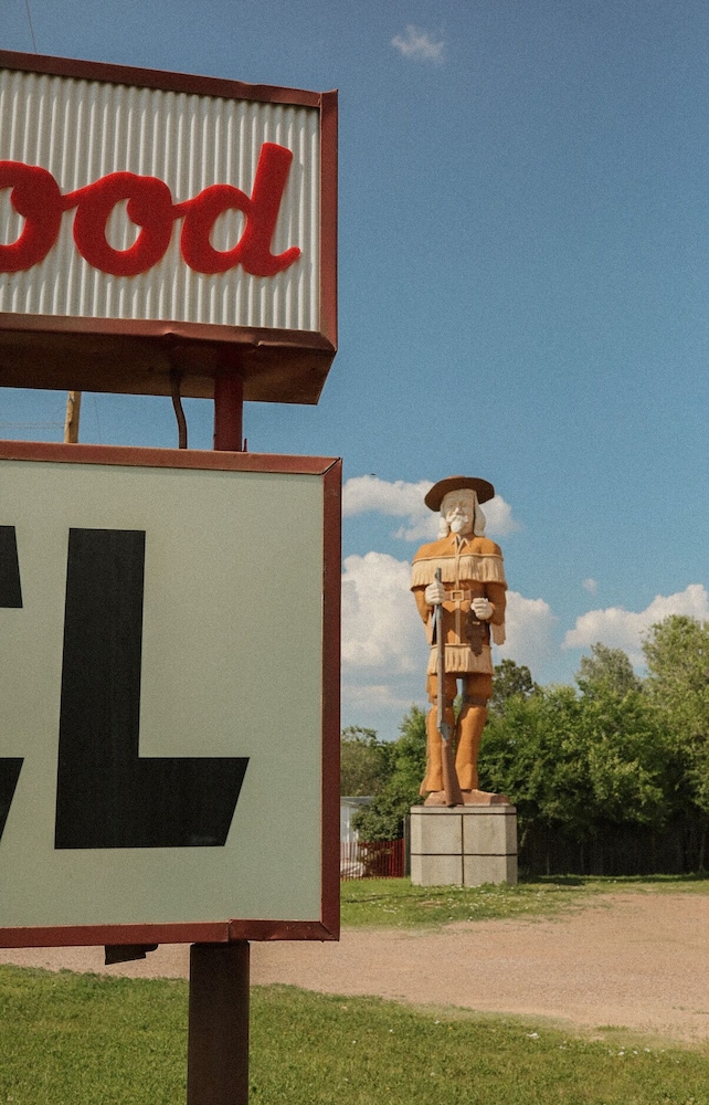the redwood motel