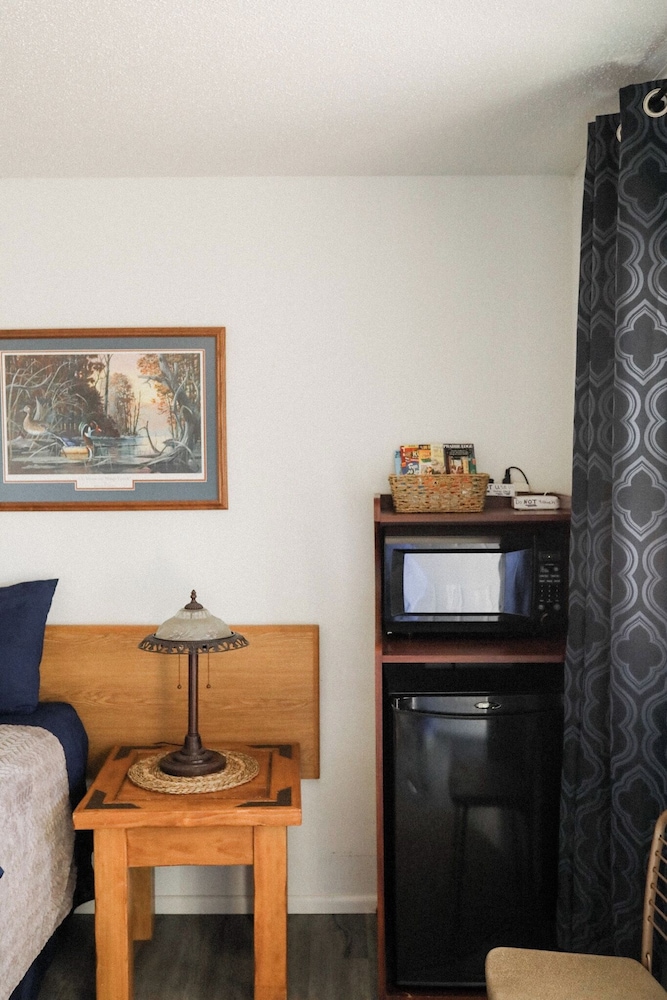 the redwood motel
