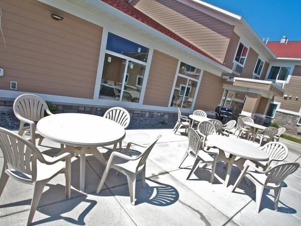 American Inn & Suites,,3 star