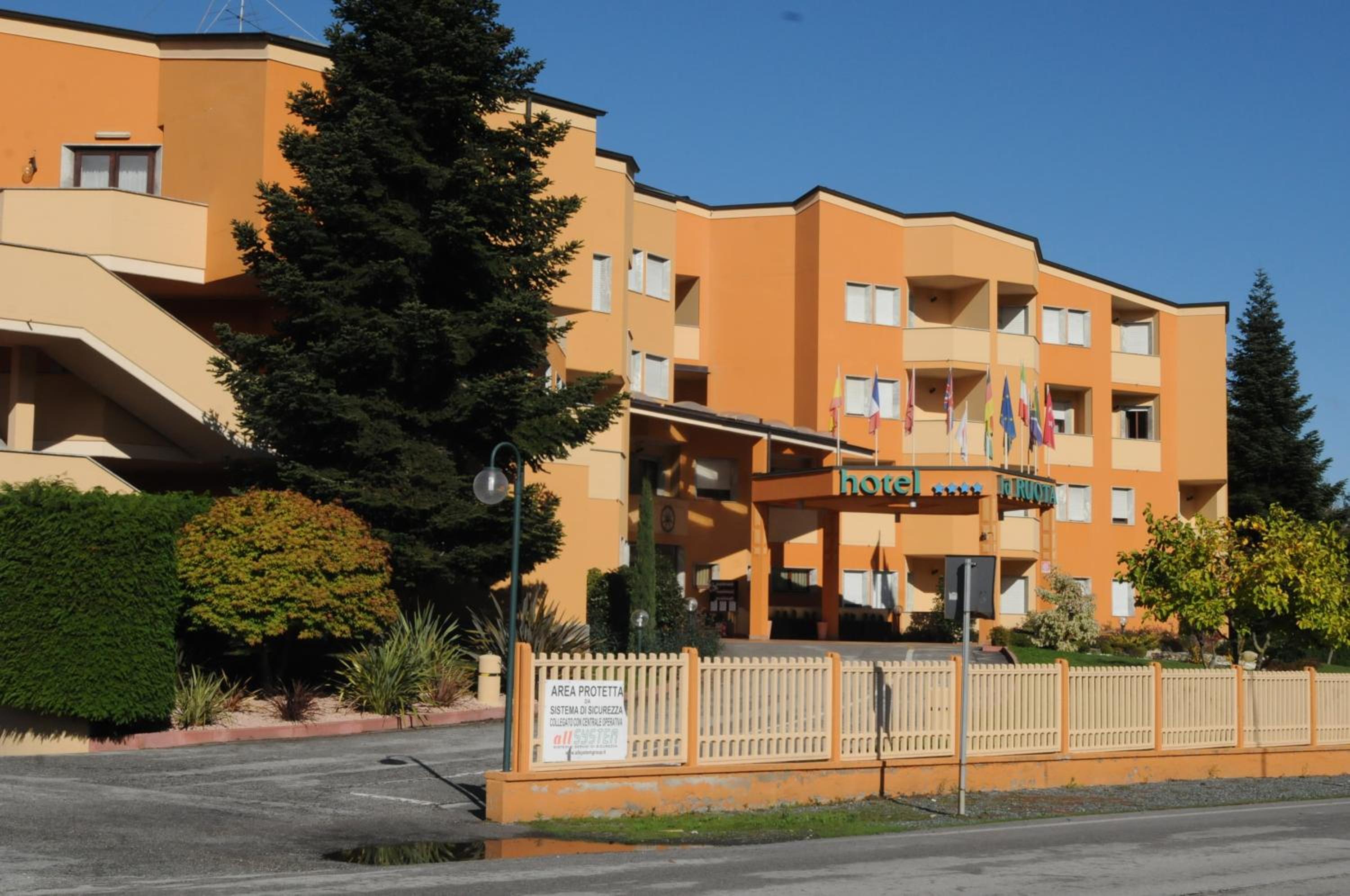Hotel La Ruota,Via S.S. Monregalese 5,4 star