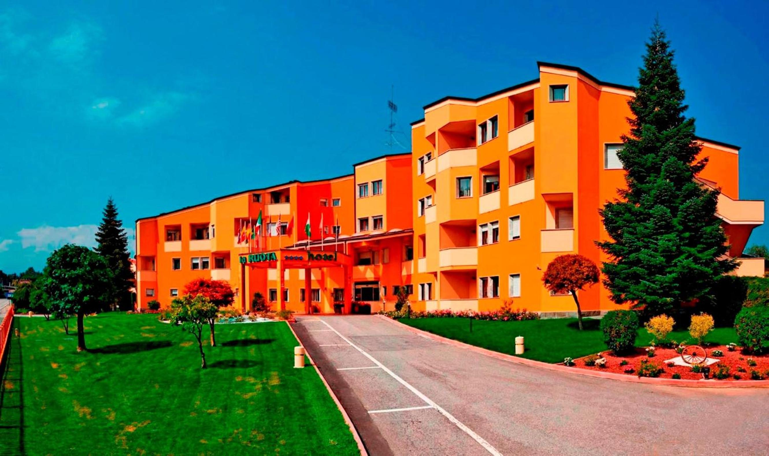 Hotel La Ruota,Via S.S. Monregalese 5,4 star