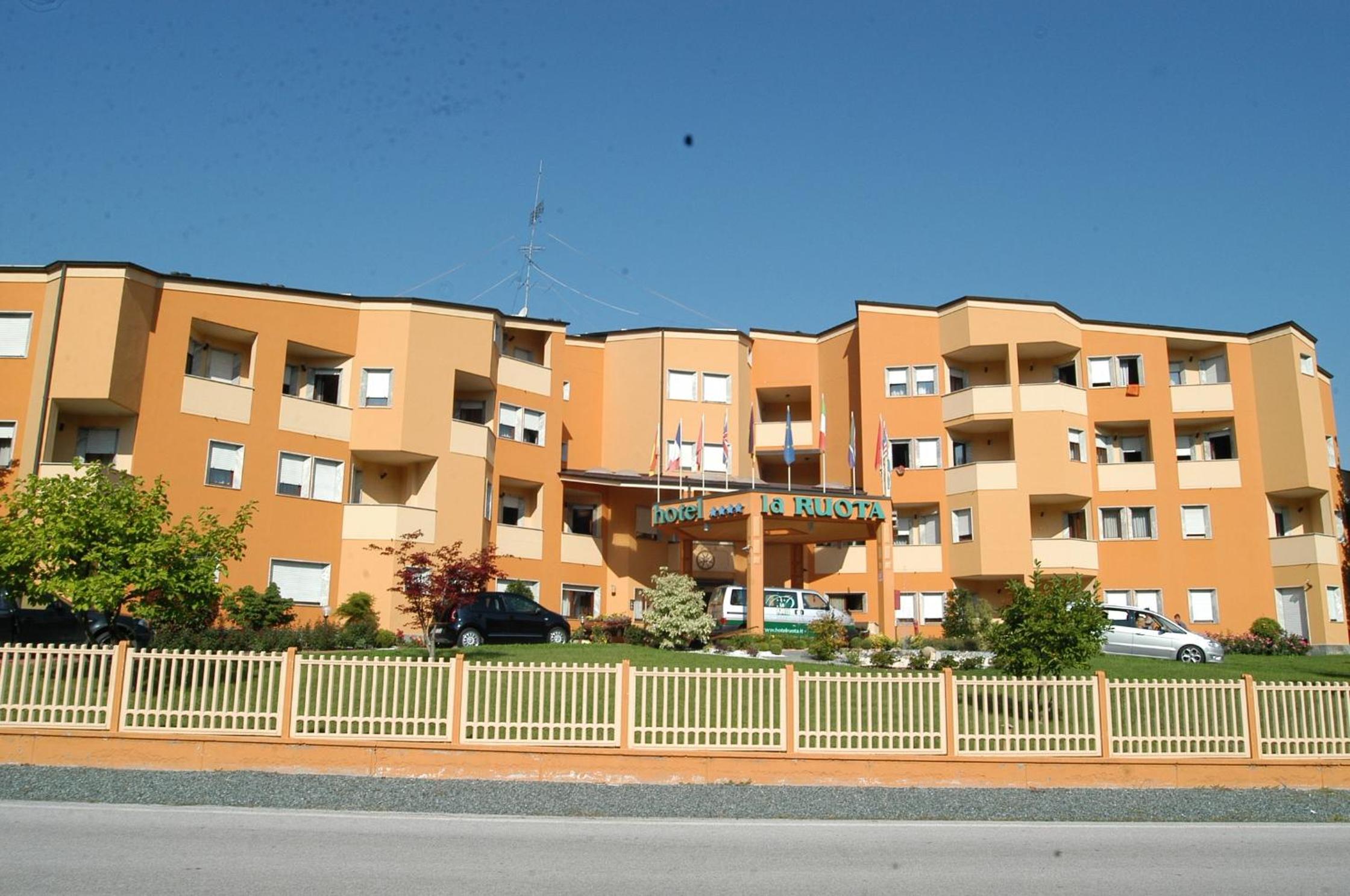 Hotel La Ruota,Via S.S. Monregalese 5,4 star