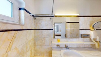 chrispy beach resort