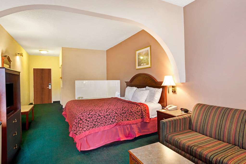 days inn and suites by wyndham louisville sw