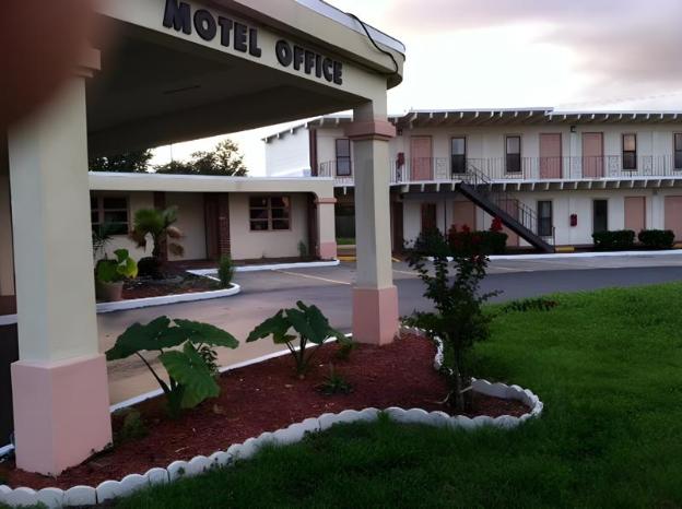 nassau holiday motel