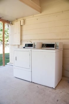 nassau holiday motel