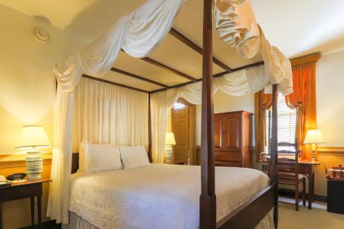 colonial houses an official colonial williamsburg hotel