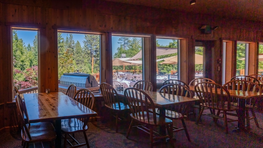 callahans lodge and restaurant