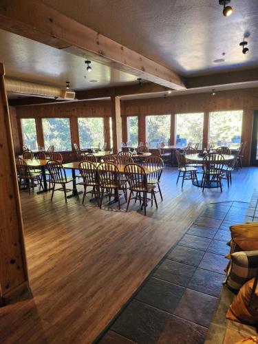 callahans lodge and restaurant