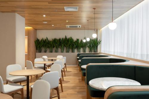 qoya hotel curitiba curio collection by hilton
