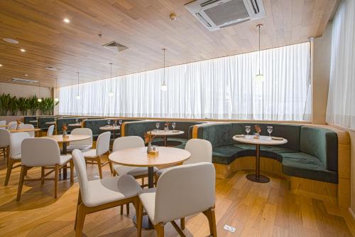 qoya hotel curitiba curio collection by hilton