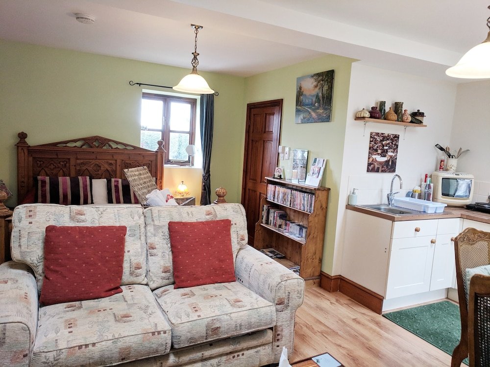 Netherleigh,Bristol>>Axminster,4 star