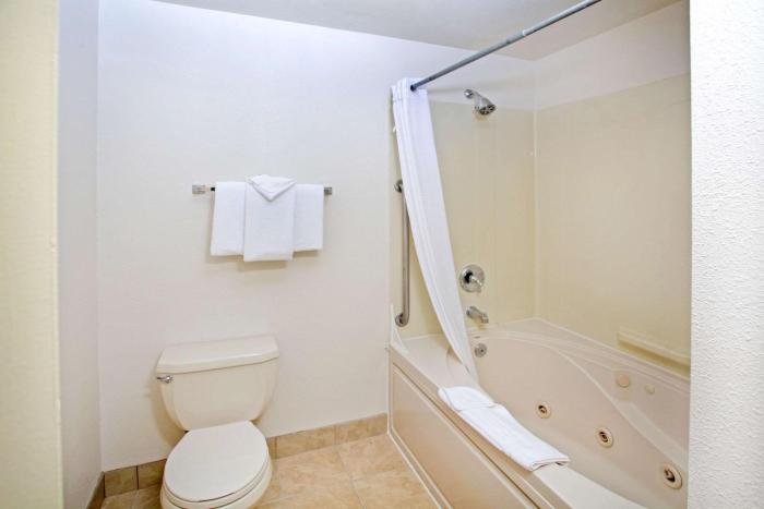 clarion inn surfrider resort