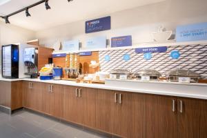 holiday inn express and suites lincoln city by ihg