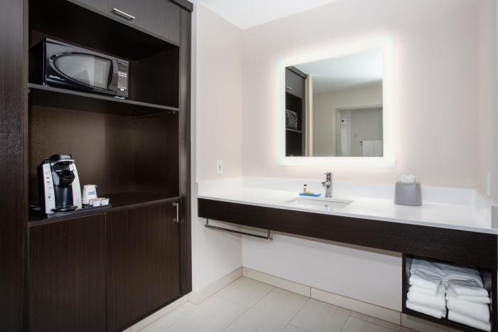holiday inn express and suites lincoln city by ihg