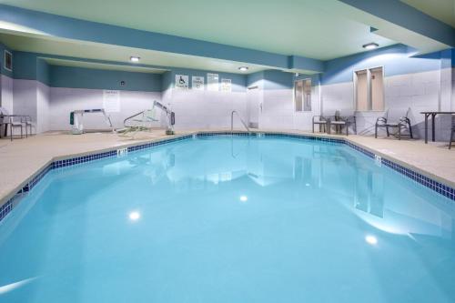 holiday inn express and suites lincoln city by ihg