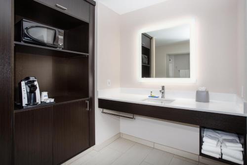 holiday inn express and suites lincoln city by ihg