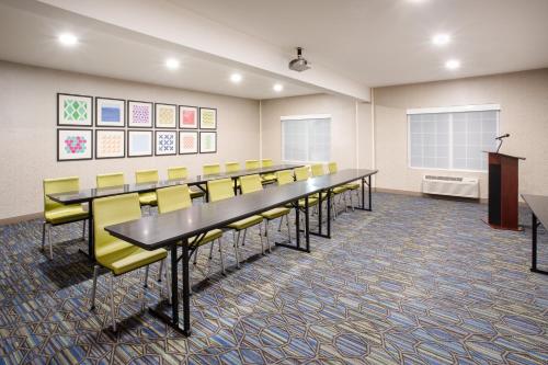 holiday inn express and suites lincoln city by ihg