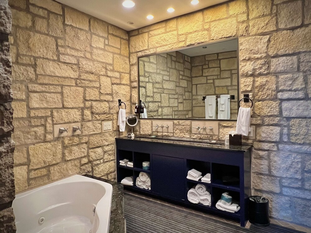 the oread lawrence tapestry collection by hilton