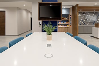 Holiday Inn Express & Suites Valencia - Santa Clarita,,3 star