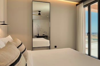 domes novos santorini autograph collection