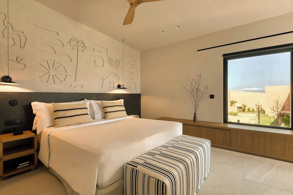 domes novos santorini autograph collection