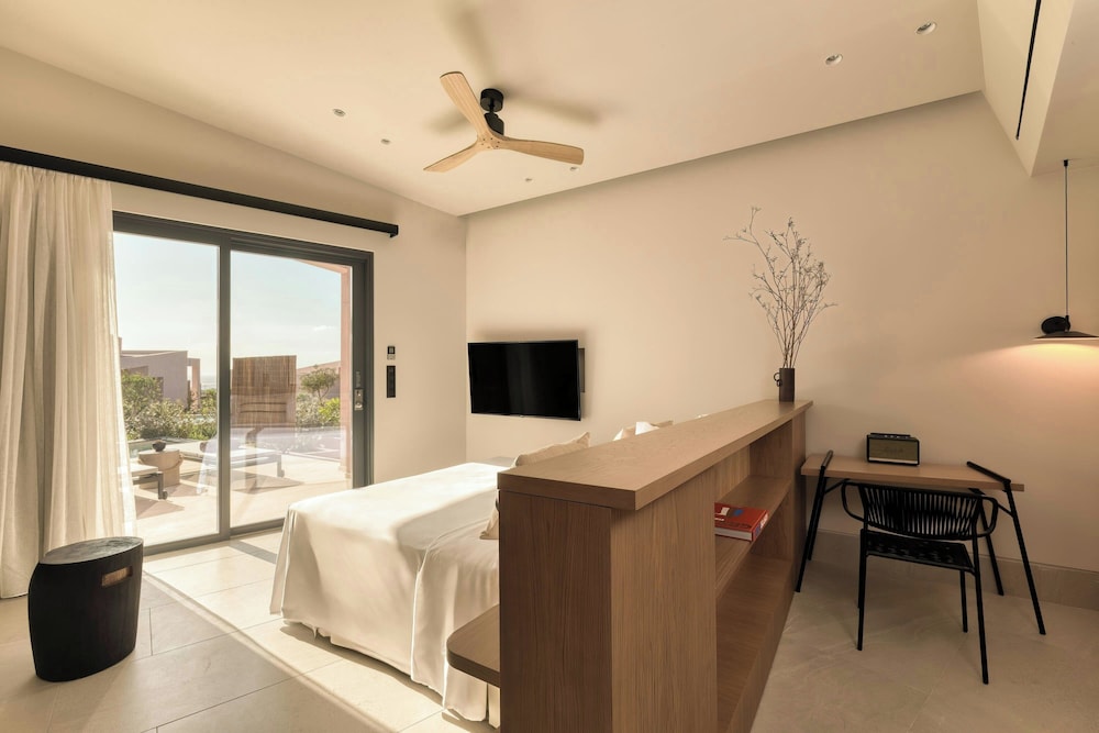 domes novos santorini autograph collection