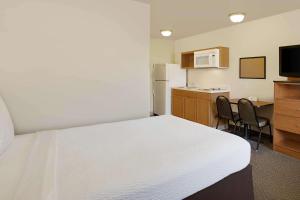 woodspring suites richmond west i 64