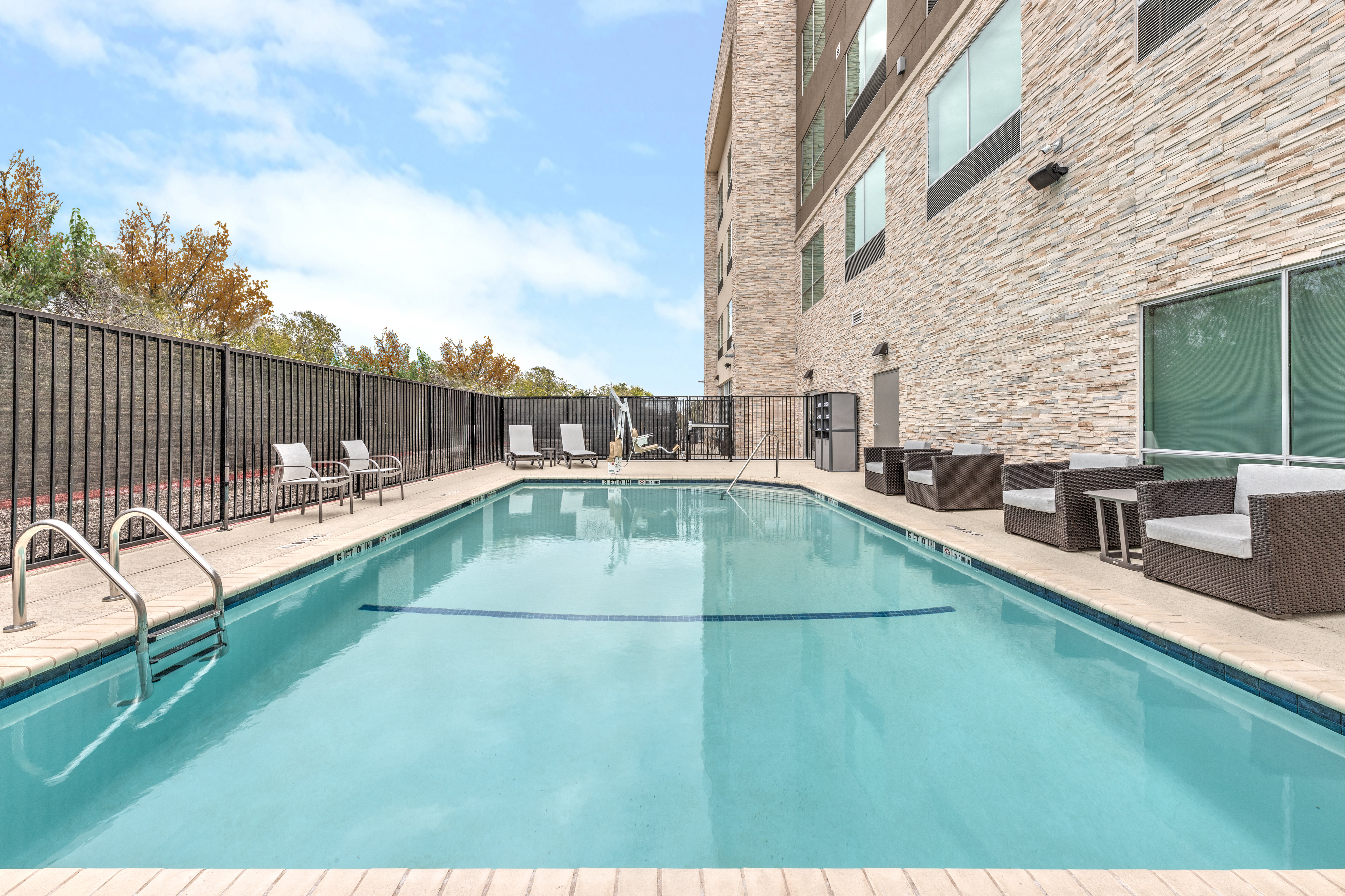 holiday inn express and suites austin airport east