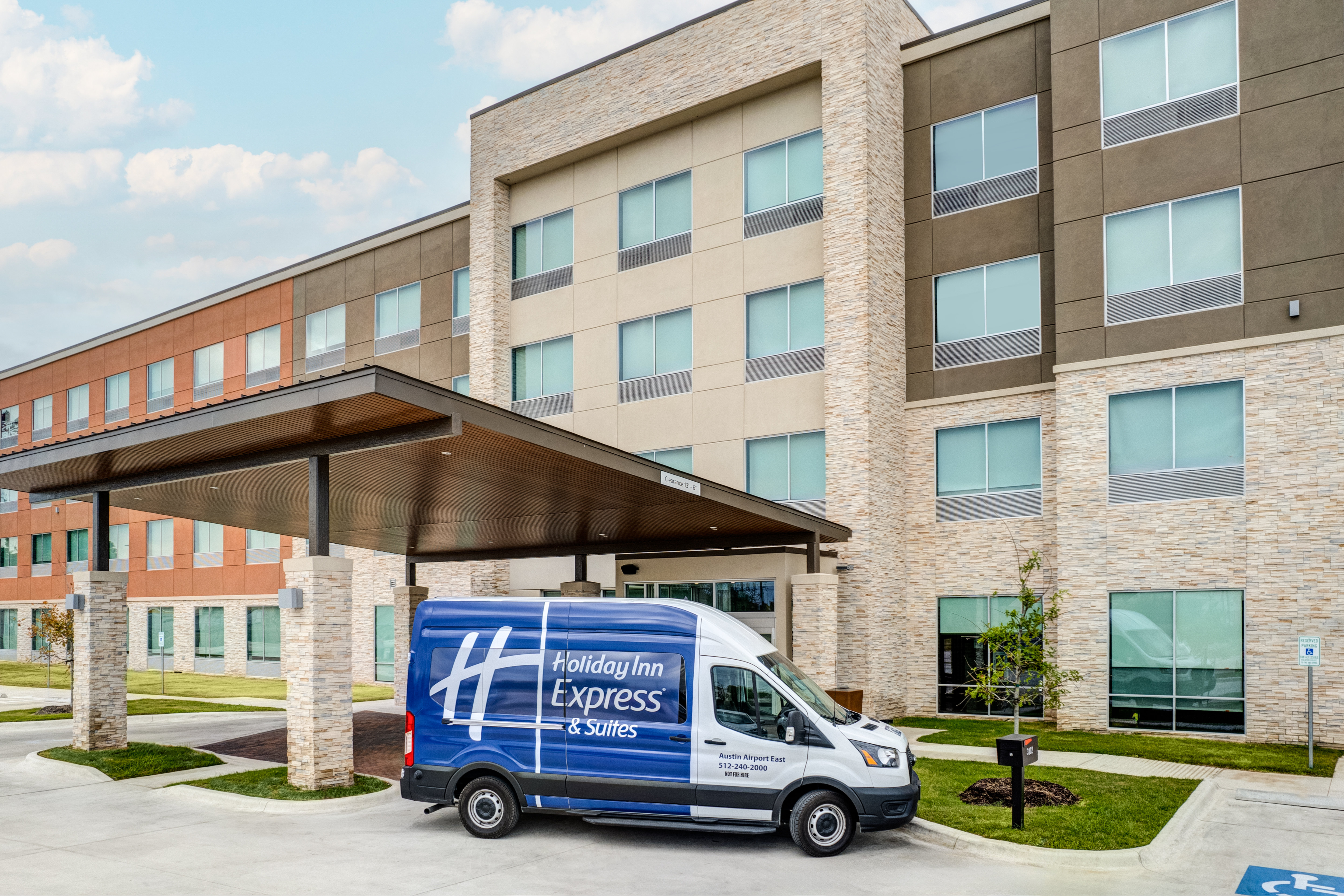 holiday inn express and suites austin airport east